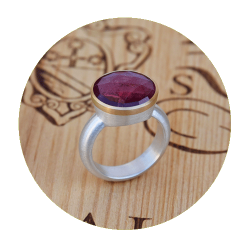 Ring: pink tourmaline, rubbelite, rose cut, gold setting 750/000, silver ring 925/000